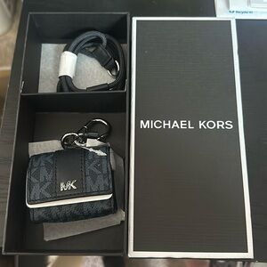 🔥NWT MICHAEL KORS AIRPOD CASE🔥